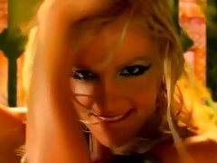 Koyuki 享受她新的假阳具在凸轮