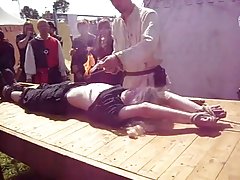 丰满的黑发肛门性交与黑公鸡