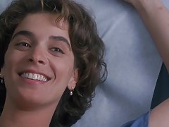 成熟的猩红向您展示了她小小的振动器