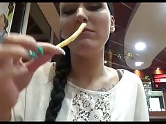 黑发的亚洲女孩飞鸟爱抚和性交硬