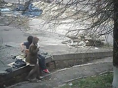 凯拉拉森在她的阴蒂上使用粉红色的振动器