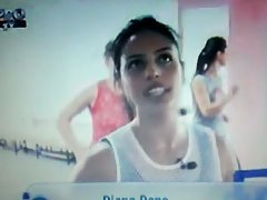 两个女孩和一个家伙他妈的虽然别人看