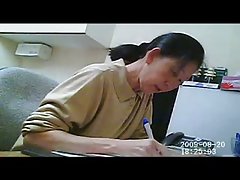 戏弄日本熟女多毛阴蒂振动